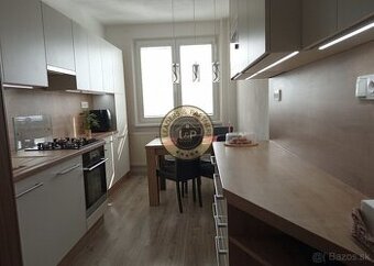 NA PREDAJ: Priestranný 3-izbový byt s balkónom – BARDEJOV