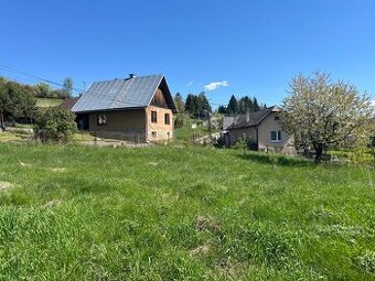 Slnečný pozemok s čerešňou v obci Beňuš