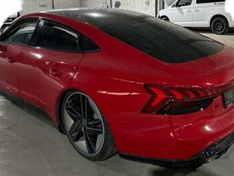 RS e-tron GT Electro havarované