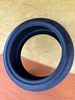 225/40 R18