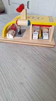 Drevená montessori stavebnica záchranná stanica sanitka, gar