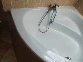 Akrylátová rohová vaňa