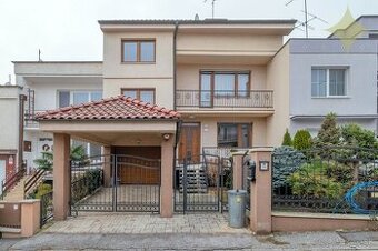 Na predaj viacúčelový 8-izbový rodinný dom – Šimonovany