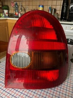 Predam zadne svetlo opel corsa 2000