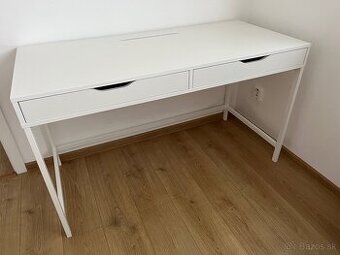 PC stôl so šuflíkmi a priestorom na adaptéry