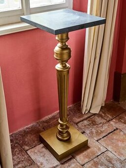 Podstavec s mramorovou doskou