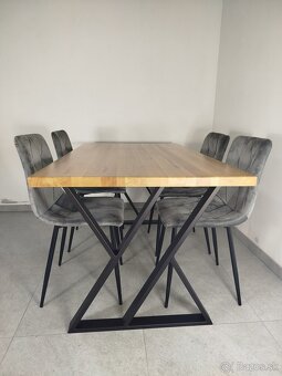 Masívny jedálenský stôl Zita