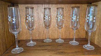 Vysoké poháre na sekt alebo šampanské