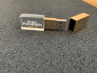 Predám USB kľúče sklo/kov s gravírom Pretty Photography