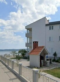 Chorvátsko 12 plážových apartmánov na predaj v Sukošane