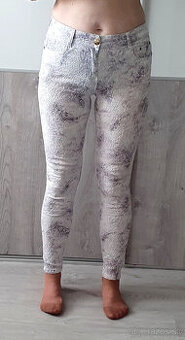 Bielo-modré elastické vyšívané nohavice v.L/XL