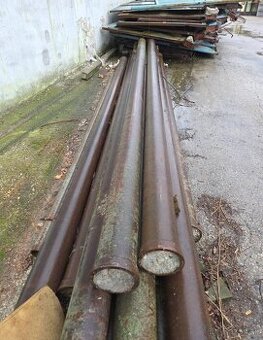 Zelezne stlpy plnene betonom
