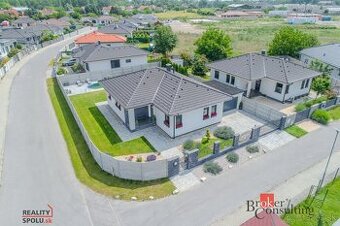 ✨ Štýlový 4-izbový bungalov s bazénom len 10 km od Bratislav