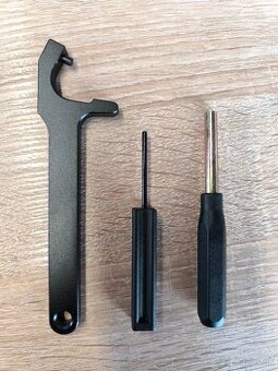 Predam pripravky na demontaz pistoli Glock