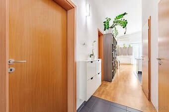 Priestranný byt s pozemkom a 2 park. miestami