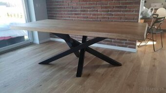 Jedálenský dubový stôl