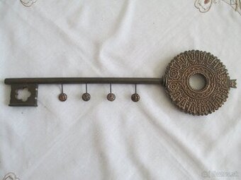 železný kľuč ako vešiak