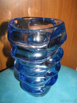 krásná váza z lisovaného modrého skla (Vladislav Urban)