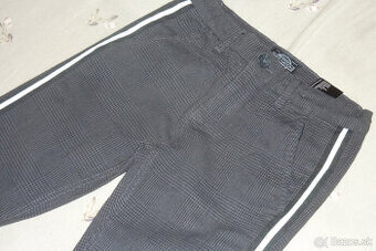 Športovo-elegantné hrubšie nohavice, jemne kárované, v.134