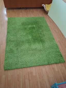 Koberec zelený vysoký vlas