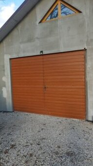 Dvojkrídlová zateplená garážová brána vzor zlatý dub.