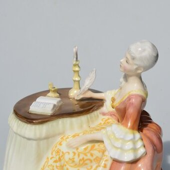 Royal Doulton porcelánová soška Dáma pri písacom stolíku