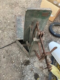 Predám rôzne starožitnosti váha pohár kriziky ruzenin formy