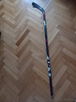Predám spájanú hokejku EASTON na dohratie a na shaft
