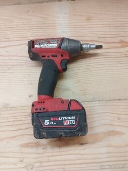 Predám aku rázový uťahovák Milwaukee M18 + batéria 5.0Ah