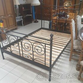 Kovová posteľ s roštom dreveným