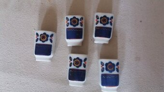 Poháriky s ornamentom a fľašou asi z Bulharska