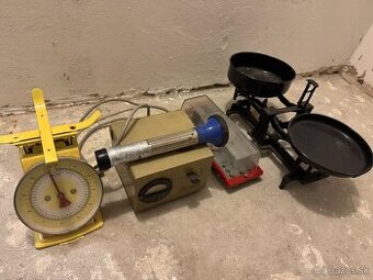 Retro kúsky – Stabilizátor Stella, staré váhy a svetlo