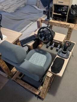 Domáci custom Playseat z dreva.