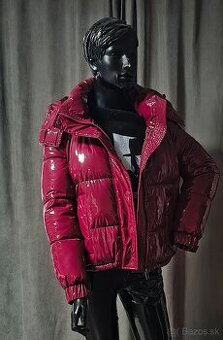 Žiarivá móda – Bordová metalická bunda veľ. 34