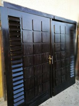 Dvojkrídlová drevená brána-masív, zachovalá