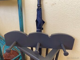 Starý zrenovovaný vešiak a stojan na dáždniky