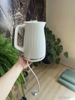 Predám rýchlovarnú kanvicu Tefal (objem 1,7 litra)