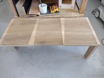 Dubový konferenčný stolík