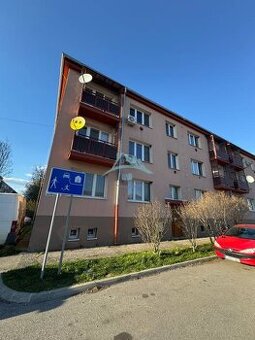 Na predaj 3 izbový byt na prízemí v centre mesta Šahy.