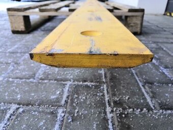 Hardoxový brit s dierami na zuby alebo obojstranný šrobovací