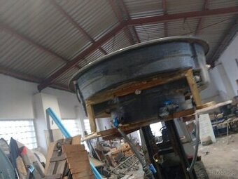 Malý bazén. Vířivka.nebo koupací sud