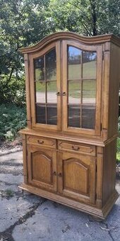 Rustikálna masivná vitrína