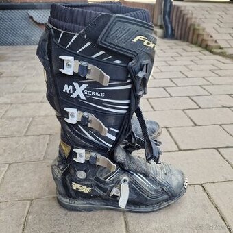 Čižmy, prilby, kombinéza