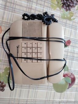 retro telefón Tesla