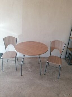 Kuchynské stoličky a stôl