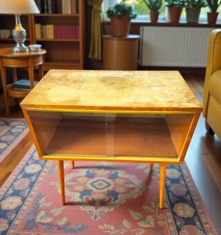 Retro skrinky na vysokých nohách