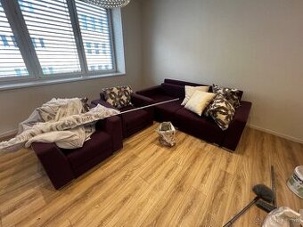 Kreslo gauč fialový a skrinka pod televízor a komoda podsvie