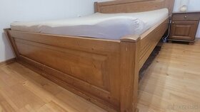 Masívna manželská posteľ 200 x 210 cm s matracmi a stolikmi - 1