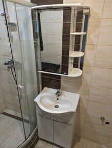 Kúpeľňová skrinka s umývadlom a zrkadlom