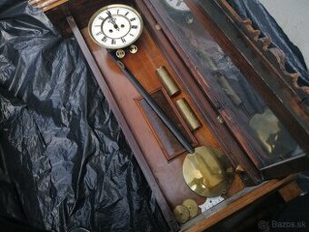 Predám starožitné  2- závažové nástenné hodiny Remember